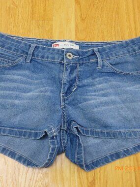 Levi’s Jean Shorty Short Junior’s 11 Mid Rise 1.5” Inseam Dark Wash